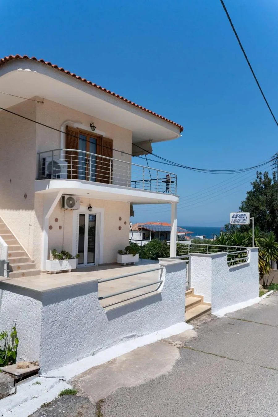 Το λευκό σπίτι με τα μπαλκόνια και τη σκάλα