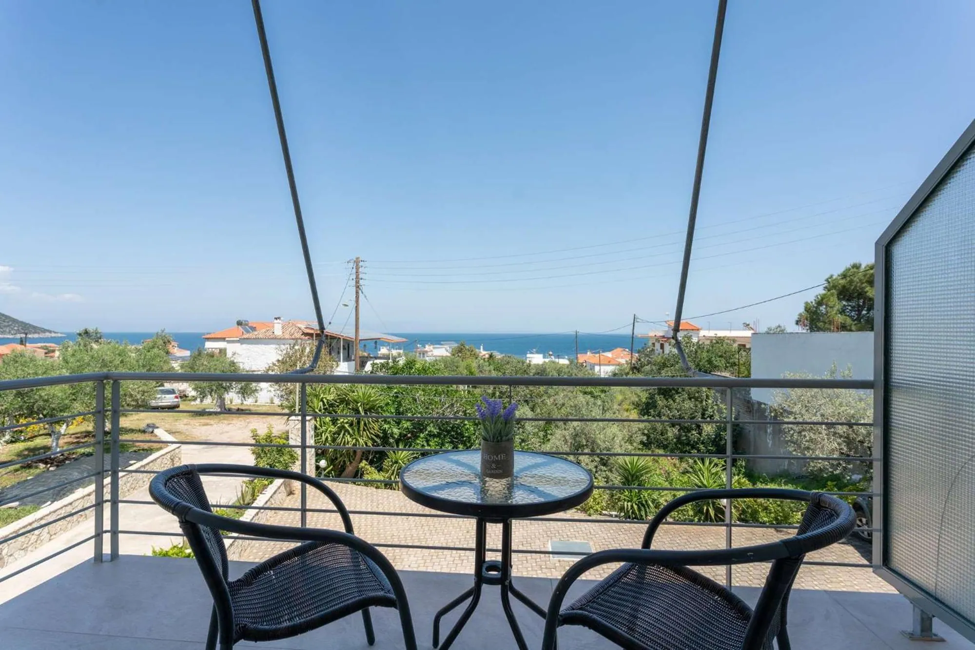 Μπαλκόνι με τραπεζάκι και θέα στη θάλασσα